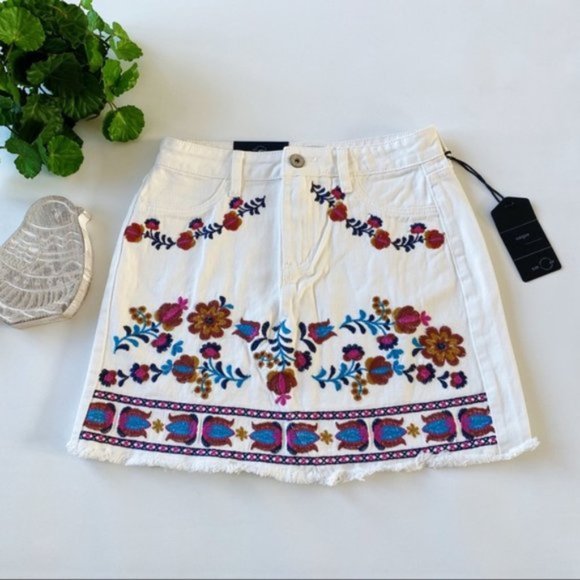 Umgee | Embroidered Floral White Denim Mini Skirt High Waisted Pockets Frayed - Picture 3 of 13